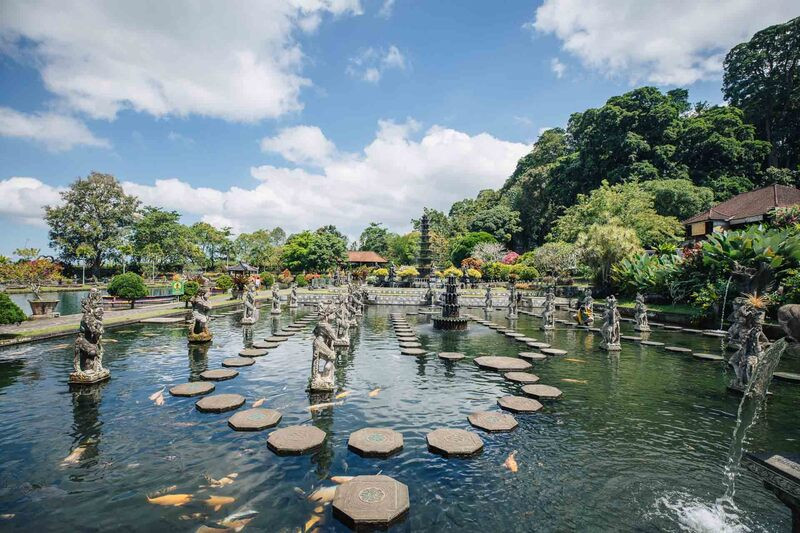 Nên tham quan Tirta Gangga vào buổi sáng sớm